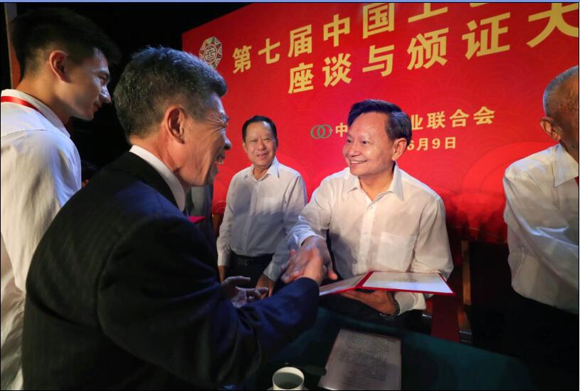 C:\Documents and Settings\Administrator\桌面\张会长颁奖图片.jpg C:\Documents and Settings\Administrator\桌面\张会长颁奖图片.jpg